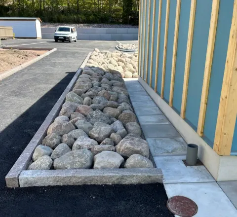 Stenparti i granitkant längs hus i Uddevalla