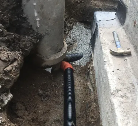 Ny dräneringsledning vid husgrund i Uddevalla