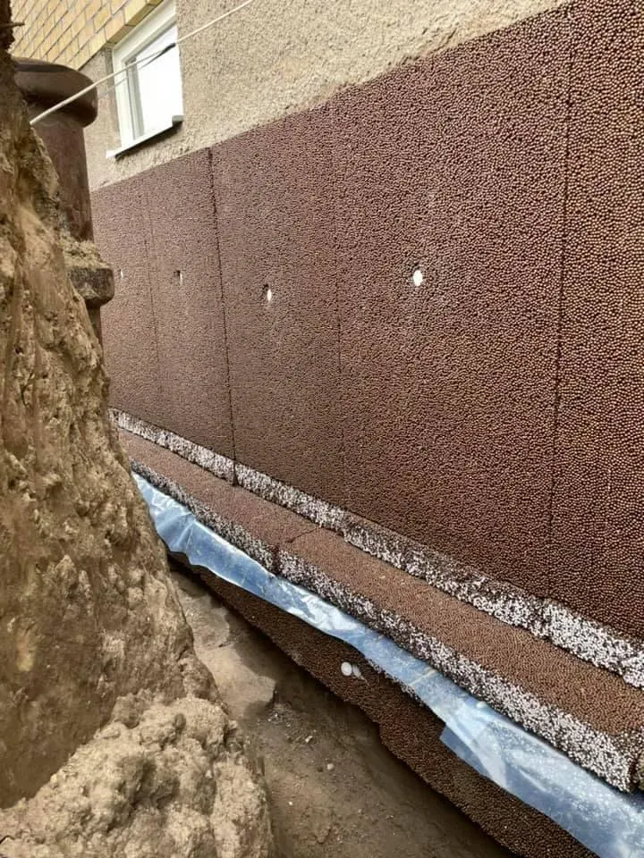 Nya dräneringsrör vid husgrund i Uddevalla