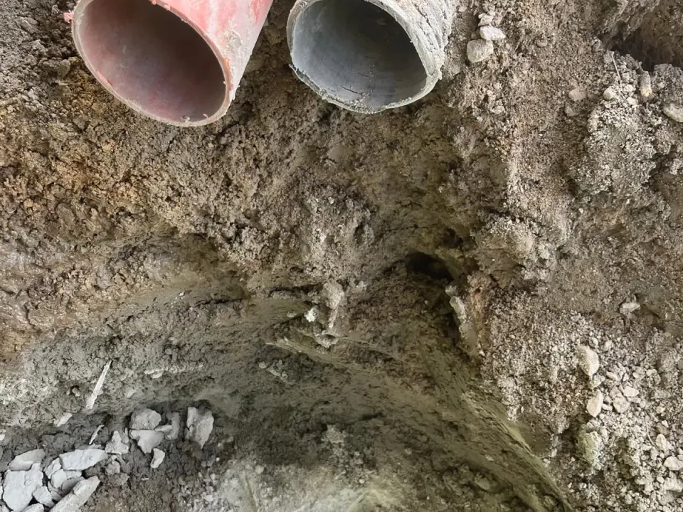 Gamla dräneringsrör som grävts fram vid hus i Uddevalla