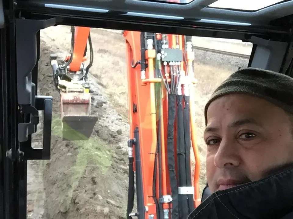 Grävning av dike sett från grävmaskinens hytt i Uddevalla Grävning av dike sett från grävmaskinens hytt i Uddevalla