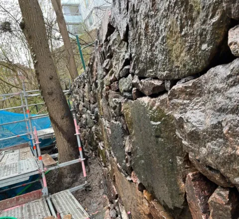 Mur längs tomt i Uddevalla