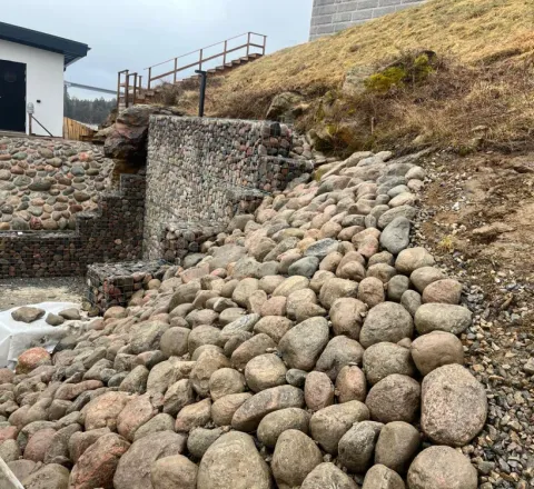 Mur och trappa vid hus i Uddevalla