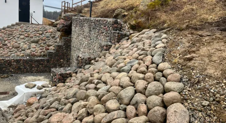 Mur, trappa och stenparti vid hus i Uddevalla
