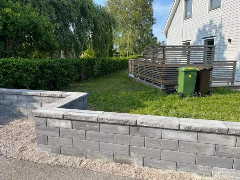 Mur längs tomt i Uddevalla