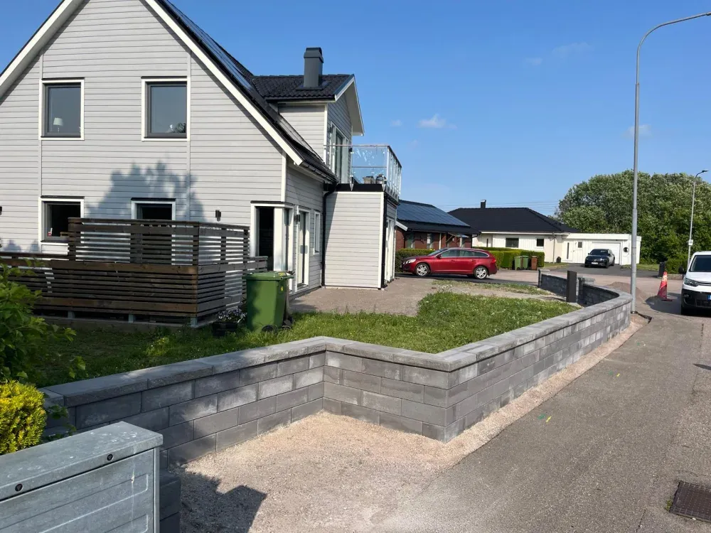 Mur, trappa och stenparti vid hus i Uddevalla
