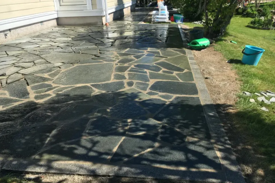 Entré i skifferhäll vid villa i Uddevalla