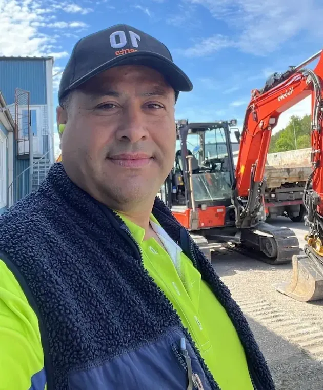 Ramez framför grävmaskin