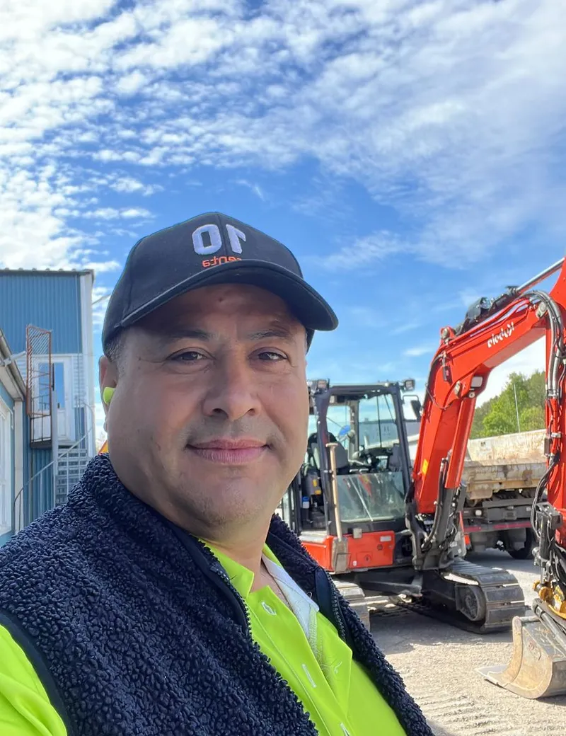 Ramez framför grävmaskin