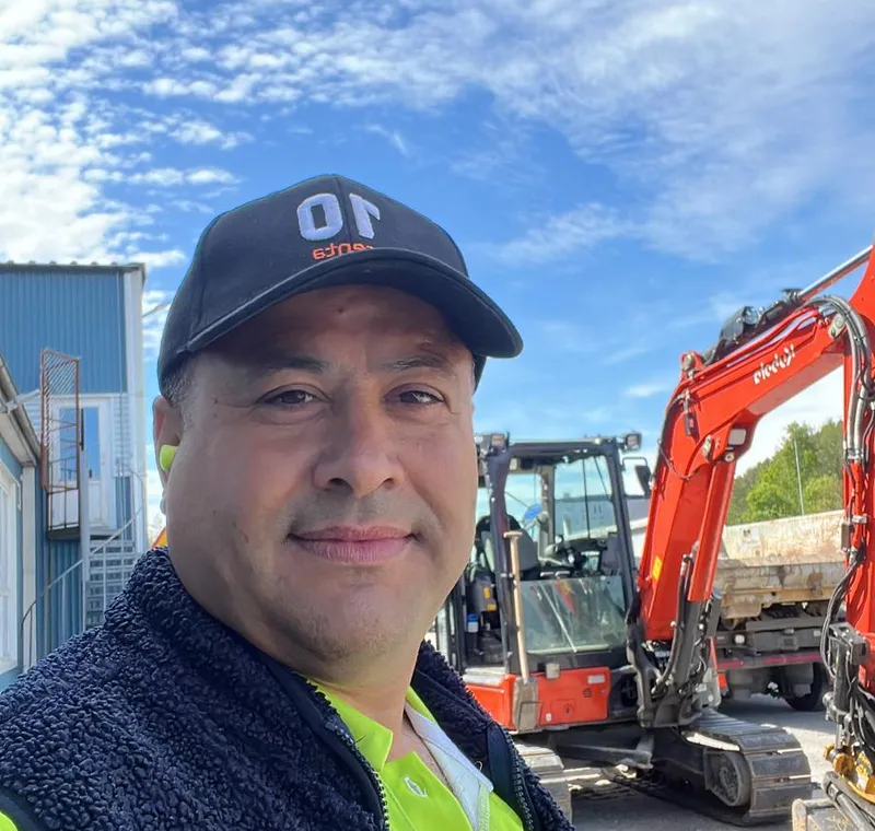 Ramez framför grävmaskin