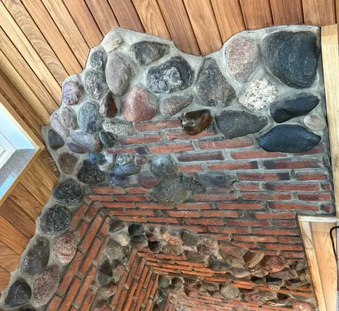 Dekorvägg i natursten och tegel inomhus