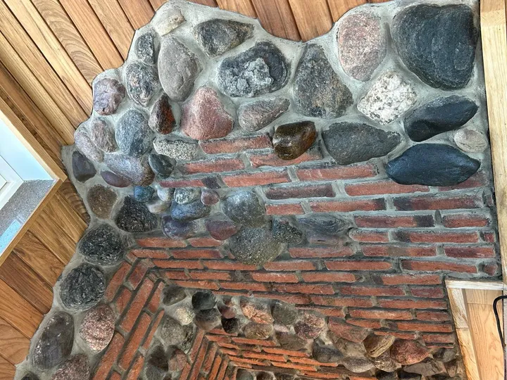 Dekorvägg i natursten och tegel inomhus