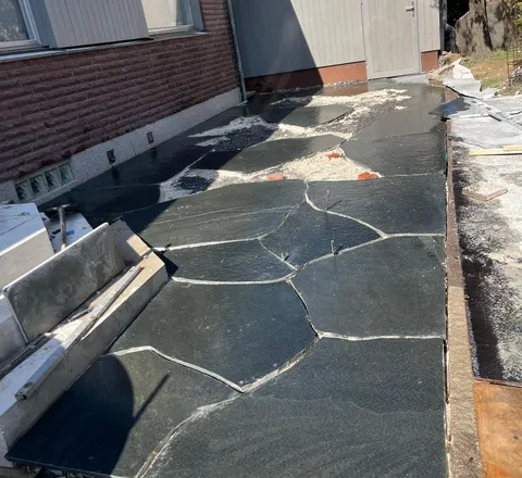 Skifferhäll lagd på uteplats