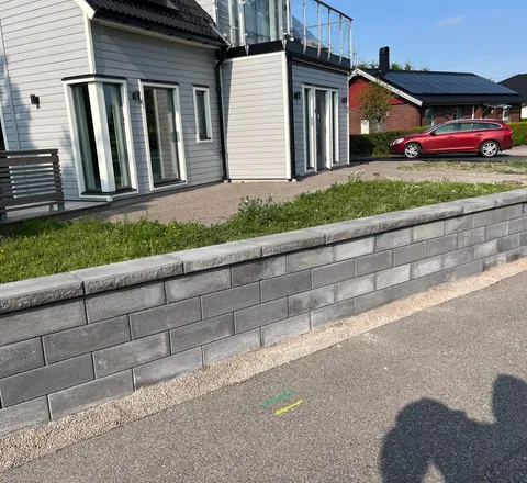 Stödmur längs uppfart