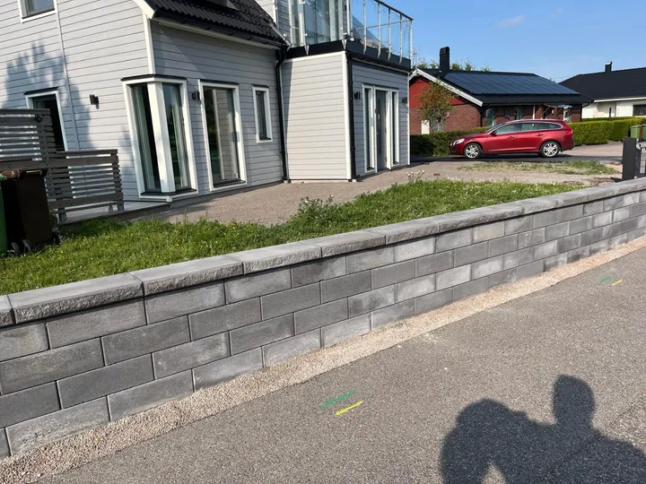 Stödmur längs uppfart