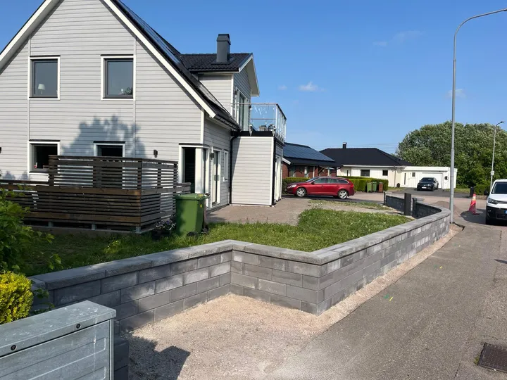 Mur och trottoar i villakvarter