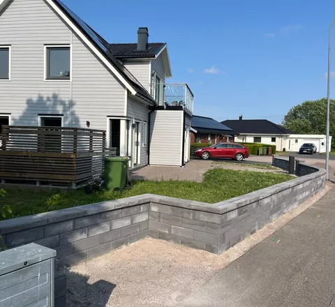 Mur och trottoar i villakvarter