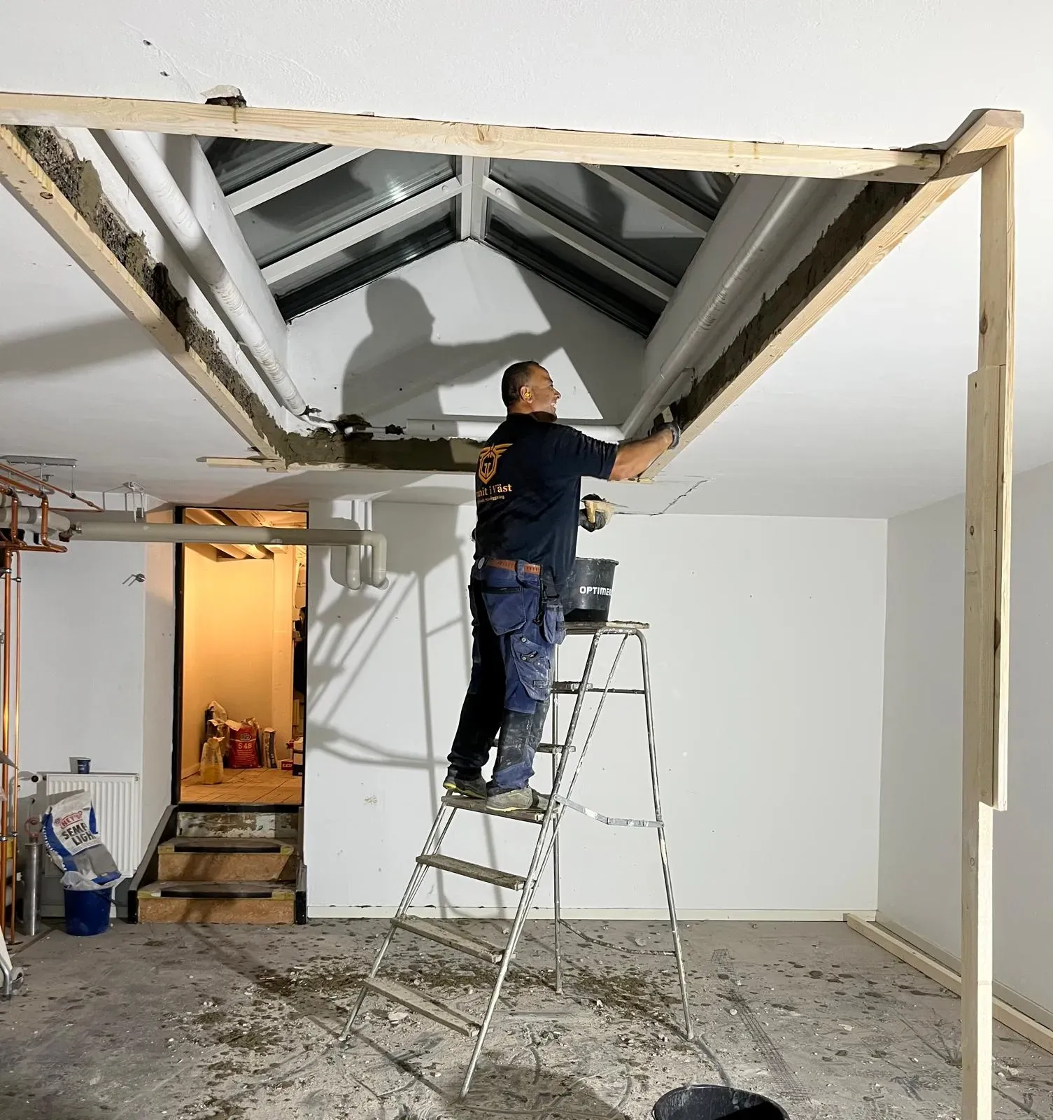 Ramez putsar runt takfönster vid renovering i Uddevalla