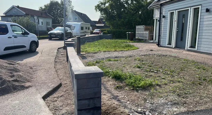 Schakt och dräneringsarbete längs husgrund i Uddevalla
