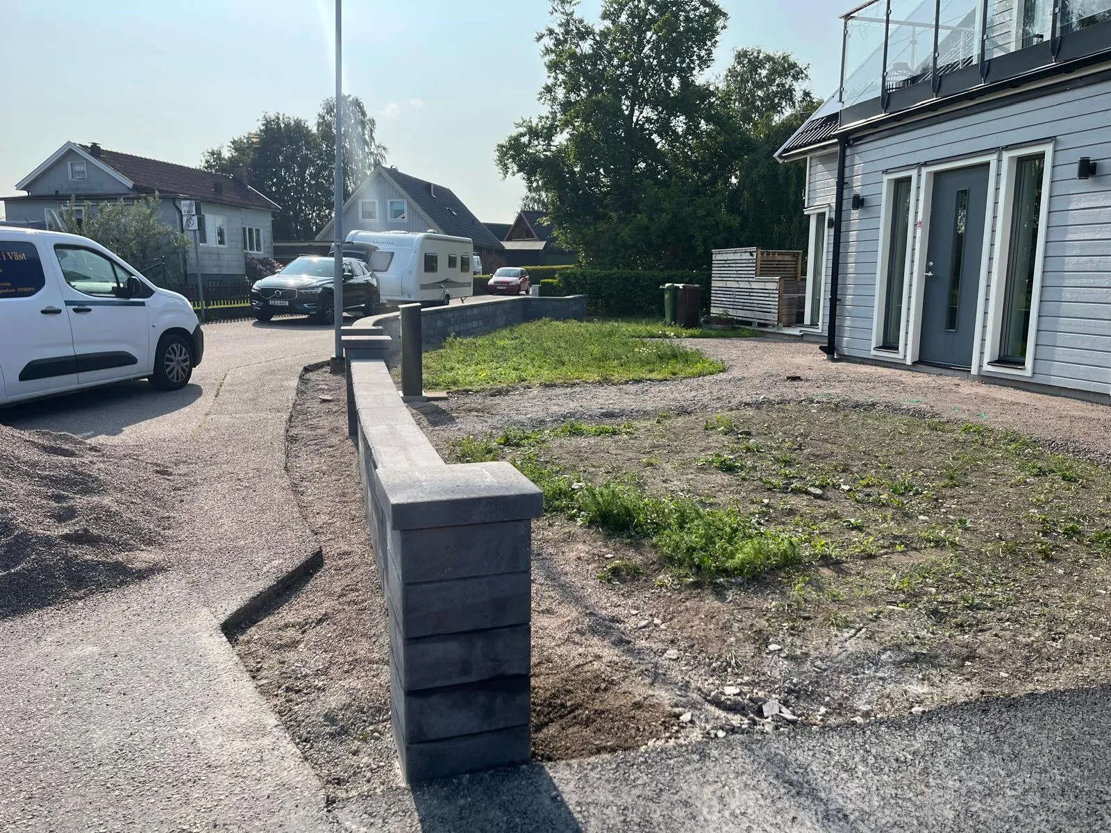 Schakt och dräneringsarbete längs husgrund i Uddevalla