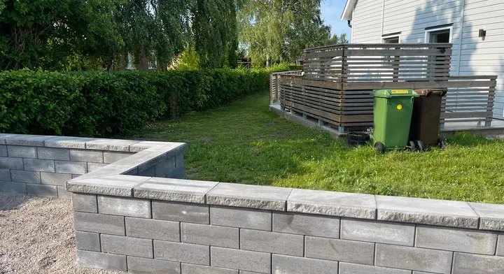 Stödmur i Uddevalla av block med gräsmatta ovanför
