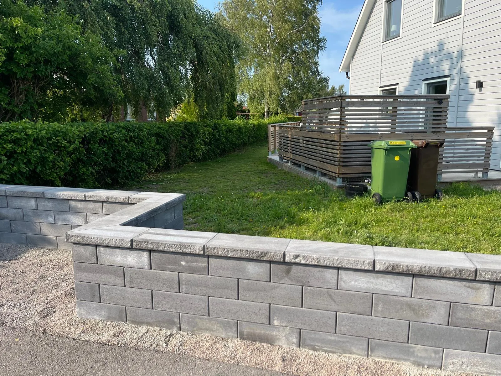 Stödmur i Uddevalla av block med gräsmatta ovanför