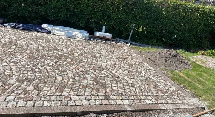 Avvägd grusbädd förberedd för stenläggning i Uddevalla