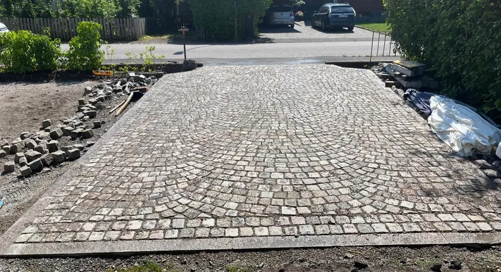 Nylagd smågatsten på uppfart i Uddevalla