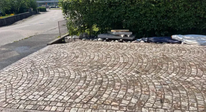 Smågatsten lagd i solfjäder på uppfart i Uddevalla