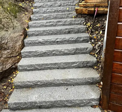 Trappa i granit på villatomt i Uddevalla